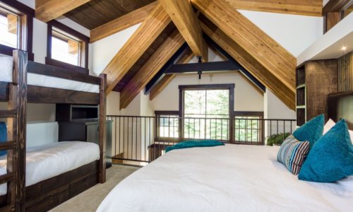 16 029 The Loft Bedroom Sleeps 4 In A Cozy King Bed And 2 Twin Bunkbeds